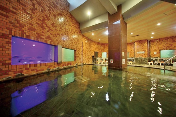 ウミガメや魚が泳ぐパノラマ水槽に囲まれた大浴場「龍宮」 / 平戸海上ホテル