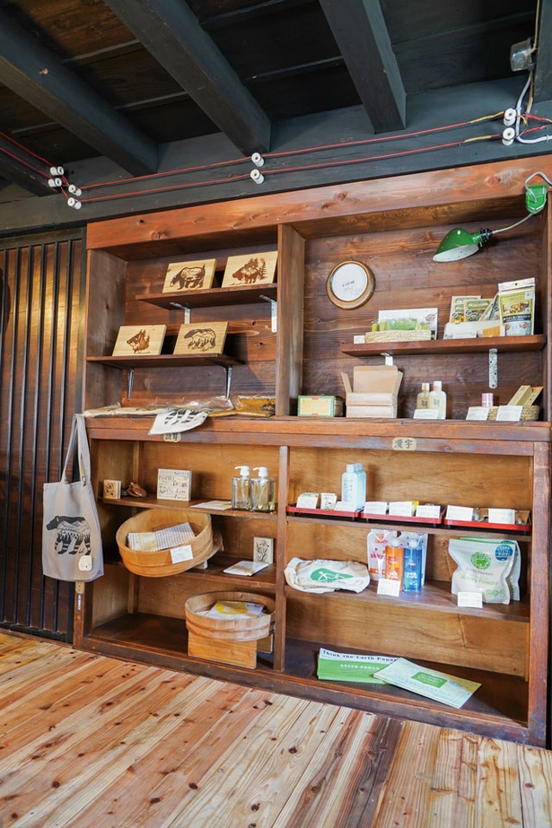 雑貨は自然素材のものを中心にそろえる / 古湯マーケット望屋 mochiya