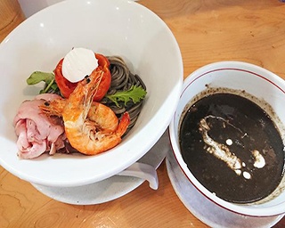 麺もスープも真っ黒！噂のイカスミつけ麺は想像以上の旨味のパラダイスだった！