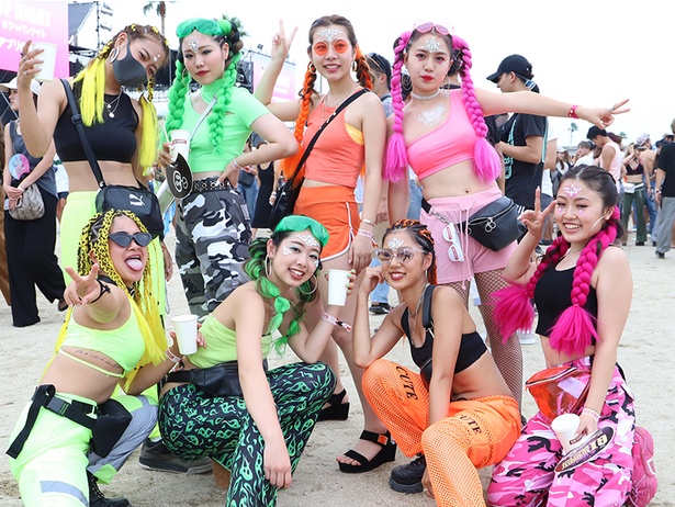 泉南樽井サザンビーチ(大阪府泉南市)で開かれた「第3回 大阪泉州夏祭り」で見つけたパリピ美女たち。