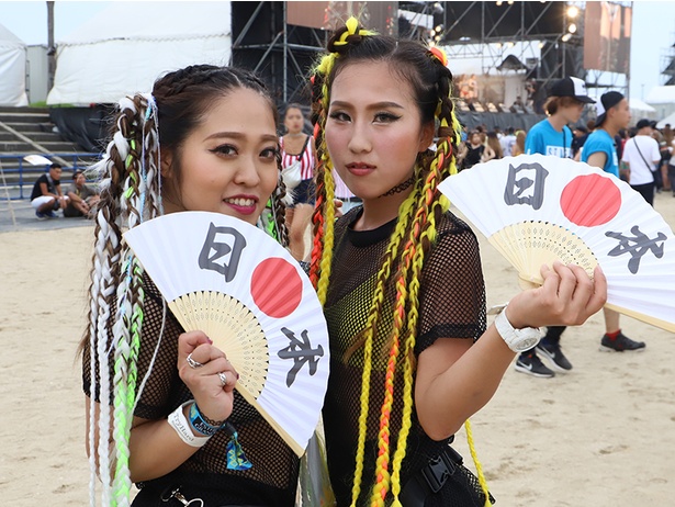 泉南樽井サザンビーチ(大阪府泉南市)で開かれた「第3回 大阪泉州夏祭り」で見つけたパリピ美女たち。