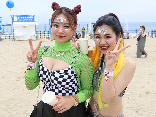 泉南樽井サザンビーチ(大阪府泉南市)で開かれた「第3回 大阪泉州夏祭り」で見つけたパリピ美女たち。