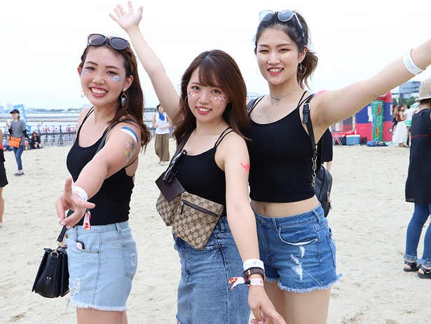 泉南樽井サザンビーチ(大阪府泉南市)で開かれた「第3回 大阪泉州夏祭り」で見つけたパリピ美女たち。