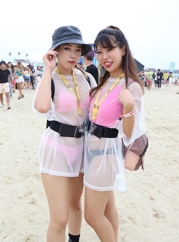 泉南樽井サザンビーチ(大阪府泉南市)で開かれた「第3回 大阪泉州夏祭り」で見つけたパリピ美女たち。