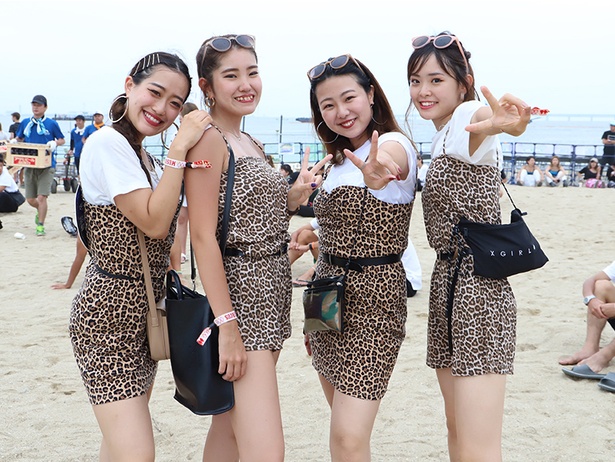 泉南樽井サザンビーチ(大阪府泉南市)で開かれた「第3回 大阪泉州夏祭り」で見つけたパリピ美女たち。