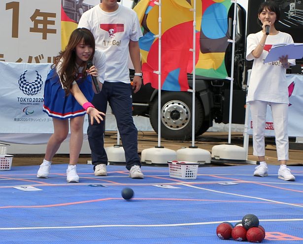 【写真を見る】AKB48「チーム8」のメンバーが「ボッチャアカデミー」でボッチャに挑戦