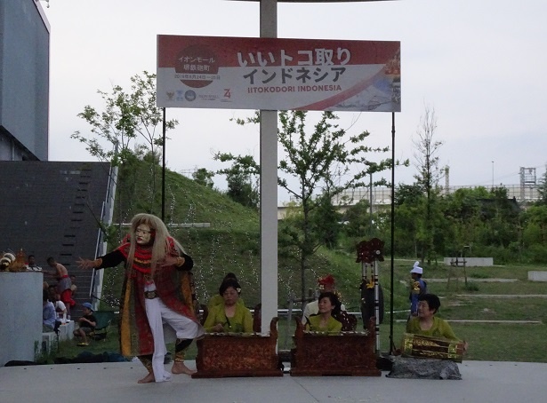 老人を表現する仮面舞踏 トペントゥア舞踊を披露したのは、日本では数少ない男性のバリ舞踊家