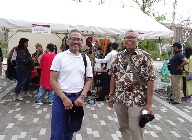 会場にかけつけた、ミルザ・ヌールヒダヤット在大阪インドネシア共和国総領事(左)と、プラノウォ・プラウィロクスモ インドネシア共和国領事(右)
