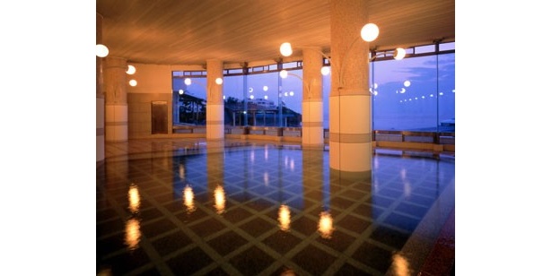 大浴場｢観海｣は、全面ガラス張りの大浴場で、太平洋を一望できる