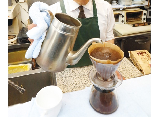 オーダーごとに、カウンターで手際よくコーヒーを抽出。ひきたてのコーヒーの香りにホッと癒される / 加藤珈琲店