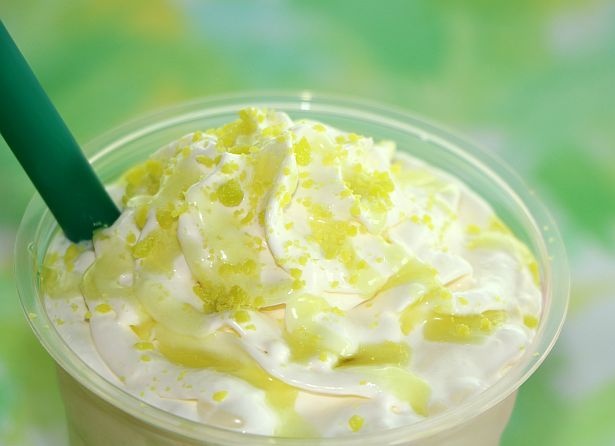 「グリーン アップル ジェリー フラペチーノ」は、トップのホイップクリームに、グリーンアップル風味のキャンディをトッピング