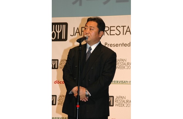 実行委員で「四川飯店グループ」総料理長の菰田欣也さんが開幕に際して挨拶。「外食産業を盛り上げたい」と意気込みを語った