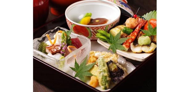 松花堂弁当に黒豆ときな粉のアイスが付いた「日本橋ゆかり」のランチ(2500円)。限定10食