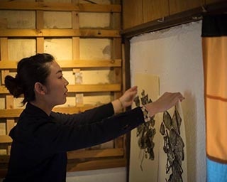 銅版画作家・島本彩の作品展が青森県の津軽こけし館で開催