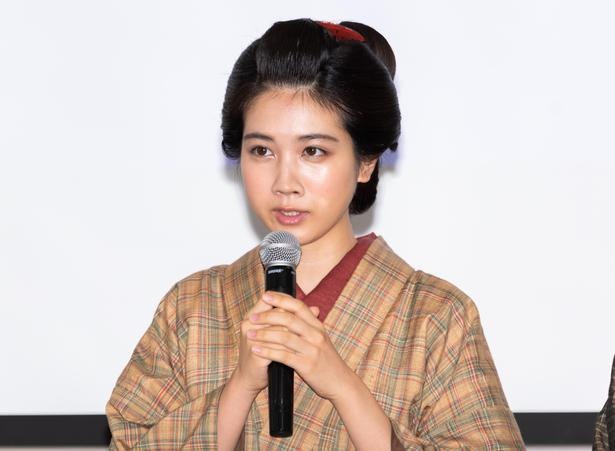 【写真を見る】キャスト陣が劇中の衣装で登場!松本穂香は役作りのために料理を猛特訓