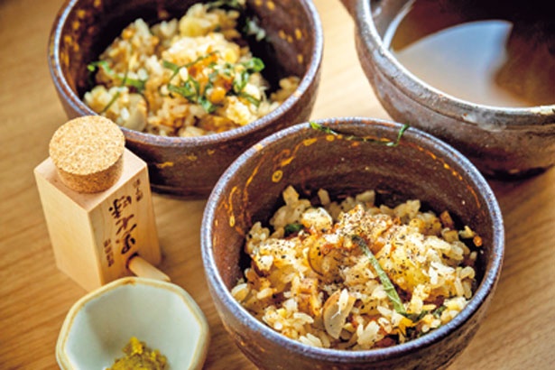 【写真を見る】煮アナゴの天ぷらを1匹丸ごと混ぜ込んだごぼうと揚げアナゴの土鍋ご飯(1800円)。最後はダシをかけて/野菜酒場 あしおと