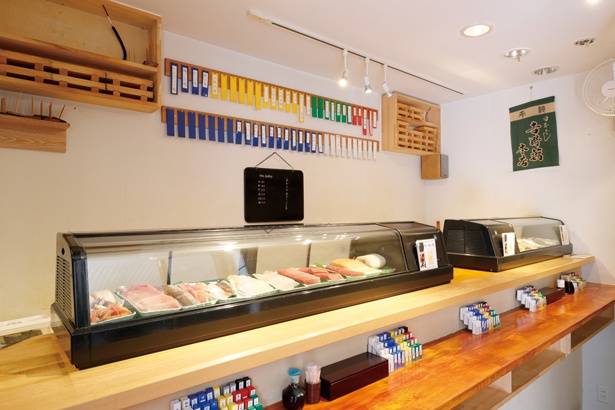 大将が腕を振るう8席の立ち食いスペースは、夜のみの営業 / 鮨屋 とんぼ