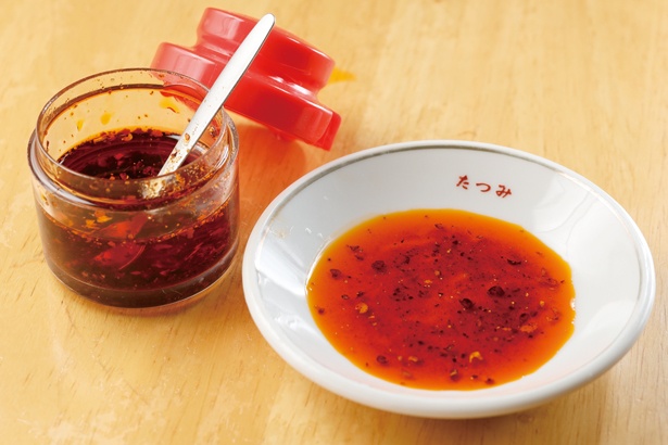 自家製ラー油は、まろやかな辛さの朝天辣椒(チョウテンラージャオ)や、ビリビリと刺激的な花椒(ホアジャオ)で風味豊かに仕上げる / ぎょうざや たつみ