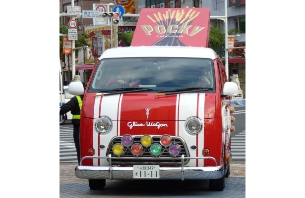 日本縦断したグリコワゴン＆運転手つぶやきシローが沖縄でゴール！