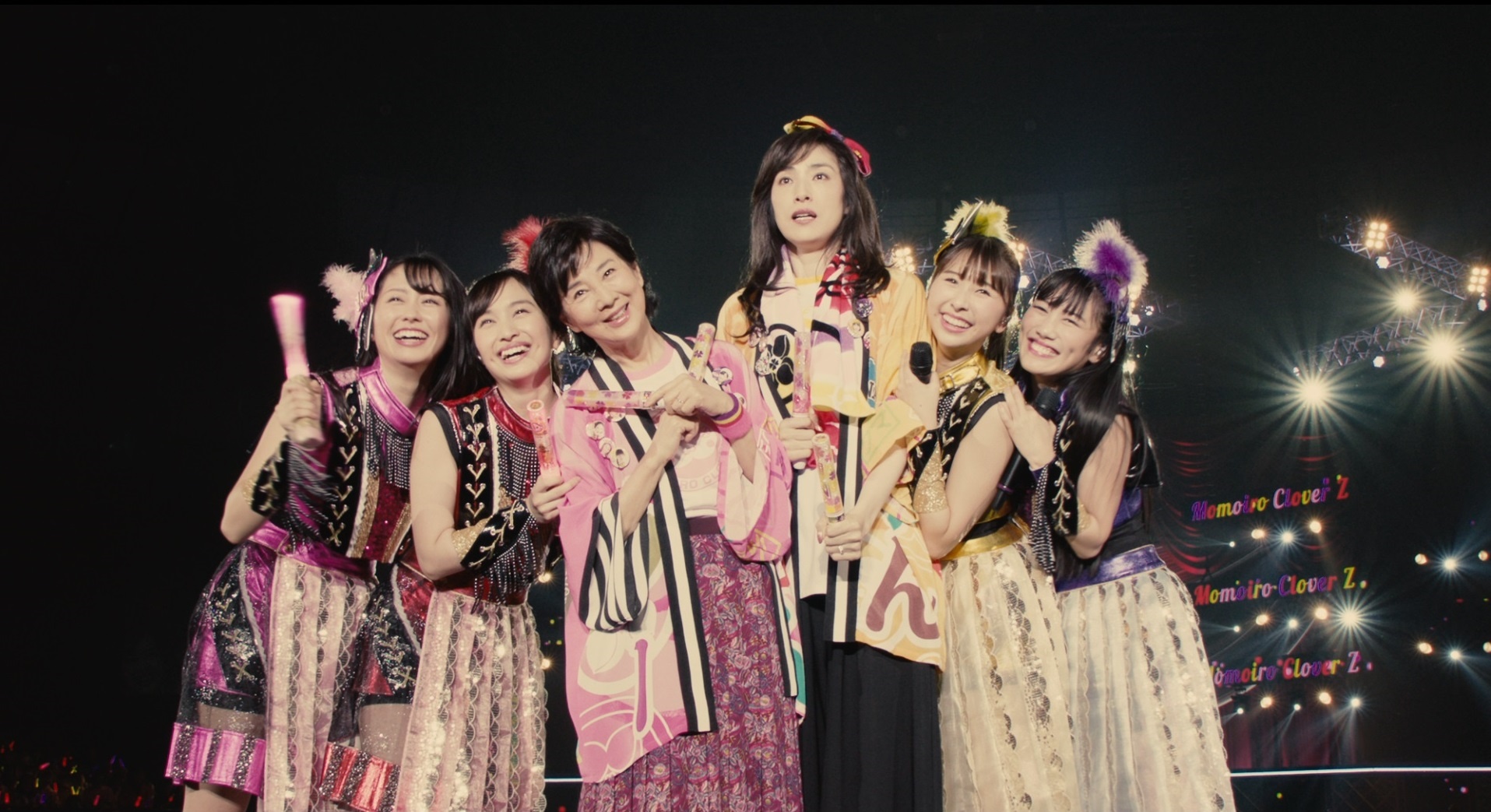 吉永小百合と天海祐希が、ももクロの「走れ!」に合わせノリノリの姿を見せる特別映像が到着