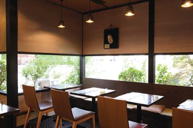 カフェスペースではパフェやかき氷(夏季)のほか、軽食も味わえる/一乗寺中谷