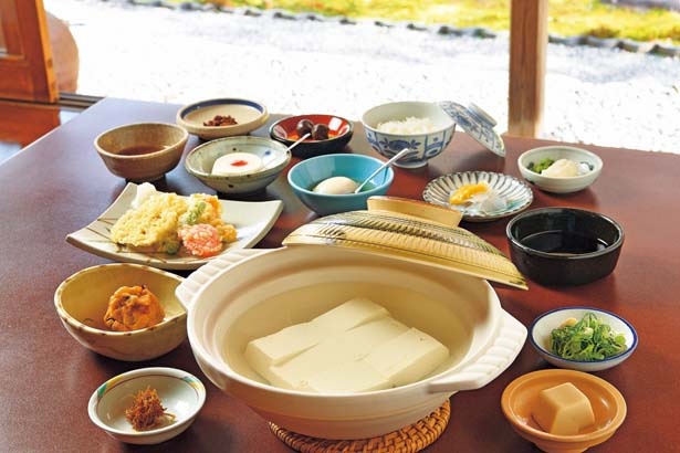 湯豆腐(3800円)は10品付き。夏季は湯豆腐のほか、辛子豆腐を選ぶことができる/湯豆腐 嵯峨野