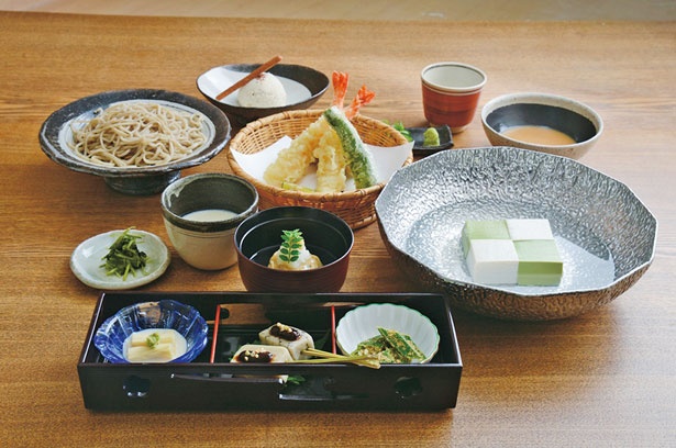 湯豆腐と手打ちそばが味わえる松ヶ枝(3500円)。白い豆腐がそば、緑色の豆腐が抹茶。風味の違いを感じて/豆腐料理 松ヶ枝