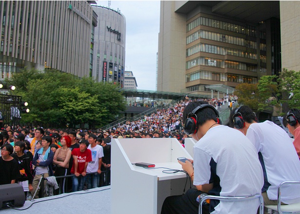 決勝トーナメントではステージ上で大観衆を前に『#コンパス～戦闘摂理解析システ ム～』をプレイ