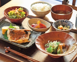 風情ある京町家で朝から夜まで定食を「六角kitchen109」