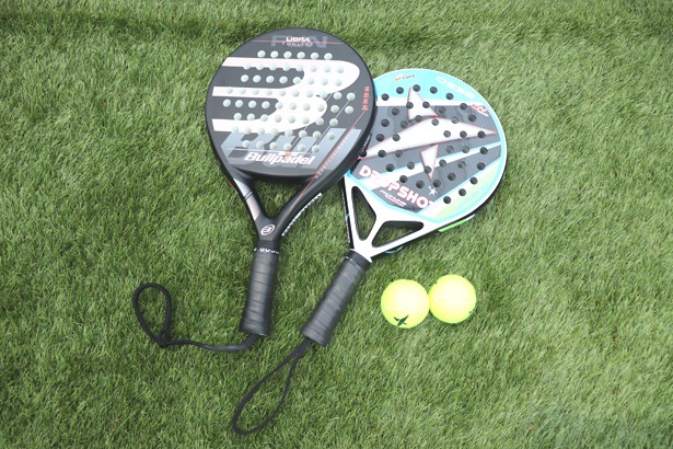 テニスラケットよりもひと回り小さいパデルのラケット。面の位置がより手のひらに近いので、弱い力でボールを飛ばすことができる