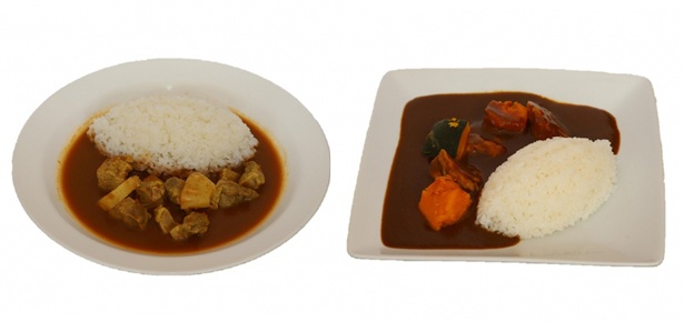 写真左から、トプカ監修「ムルギカレー」(1000円)とカヴィアル監修「チキンカレー」(1000円)