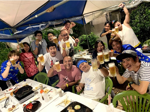 【写真を見る】沖縄の暑い夏には冷たいオリオンビールでのカンパイが欠かせない