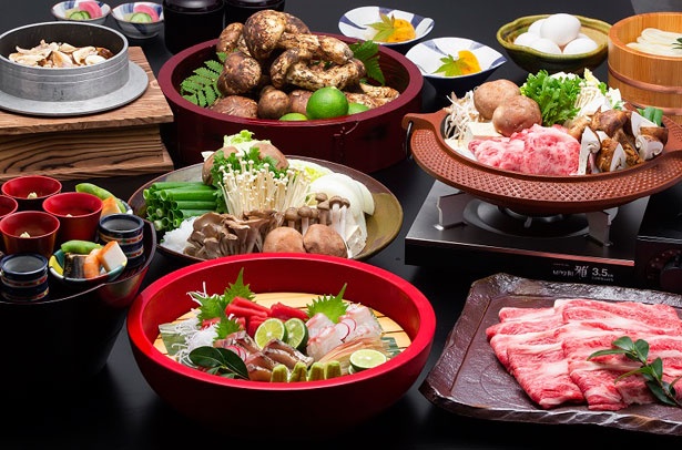 「松茸と和牛のすき焼き食べ放題」(1万2000円)コースには、乗船料に、前菜盛り合わせや造り、松茸ご飯、甘味、フリードリンクがつく