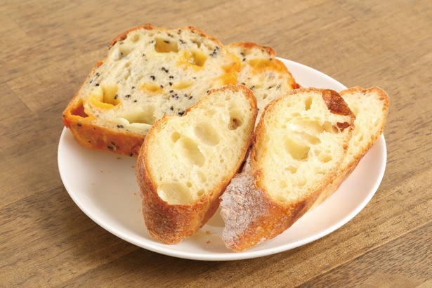 日替わりの自家製パン(各324円)も、つまみになるように味付けされている / お燗とvinめし くいぜ