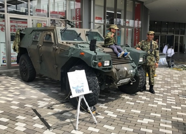 会場には、前線で使用される軽装甲機動車の展示も