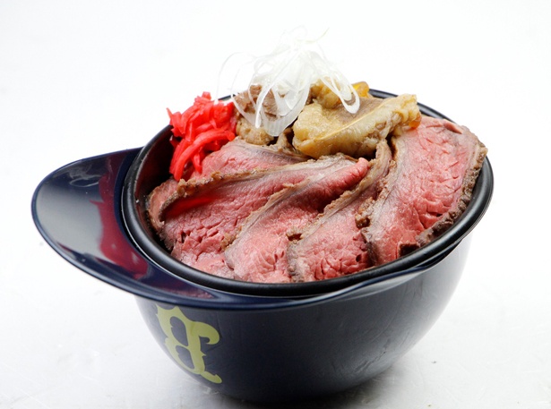 山本投手プロデュースの「ヨシノブのローストビーフ牛丼♪」（※販売終了）など、オリジナルグルメも多数！