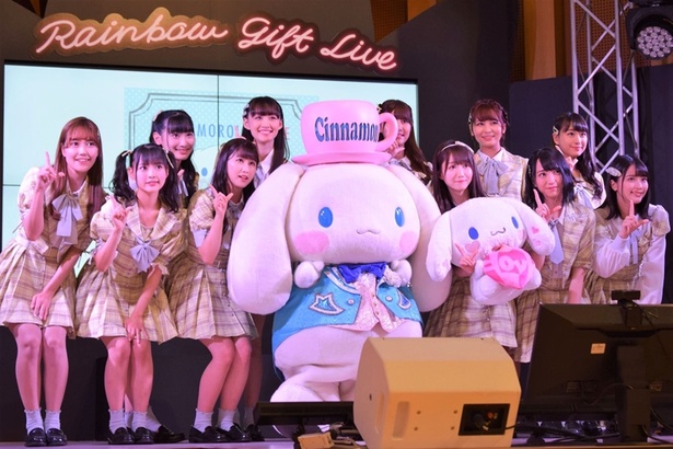 「＝LOVE」のみなさんとシナモロール