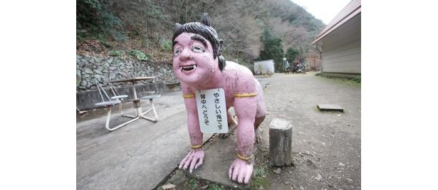 桃太郎が生まれた場所の証拠として、“桃の化石”を展示する「桃太郎神社」(愛知・犬山)
