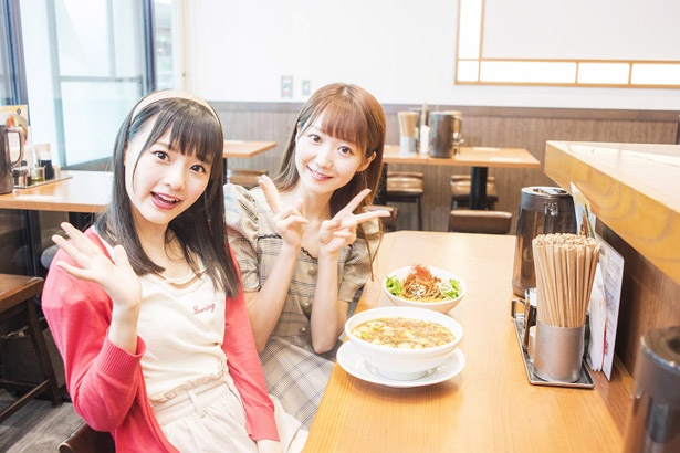 メンバーの中でも特にラーメン好きな大谷映美里(右)と齊藤なぎさ(左)がシビ辛ラーメンを堪能！