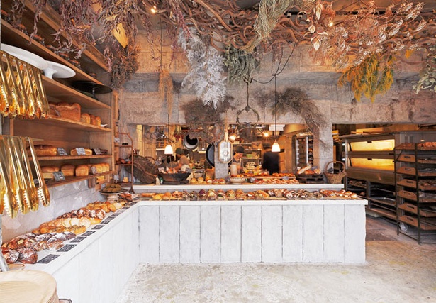 AMAM DACOTAN / 石でできた異世界の村のパン店をイメージ。鮮魚店直送のマグロやブリで作る自家製ツナなど具材も個性豊か