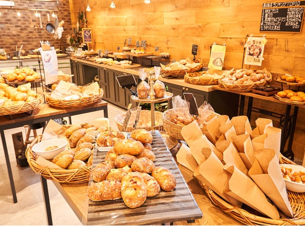 フルフル風の森 / 名物の明太フランスのほか、同店限定のパンが約2割を占める