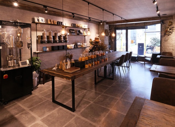 cafe iori / 内装や家具はオーナーのご主人お手製だ。京都製のガラス張りの焙煎機が印象的