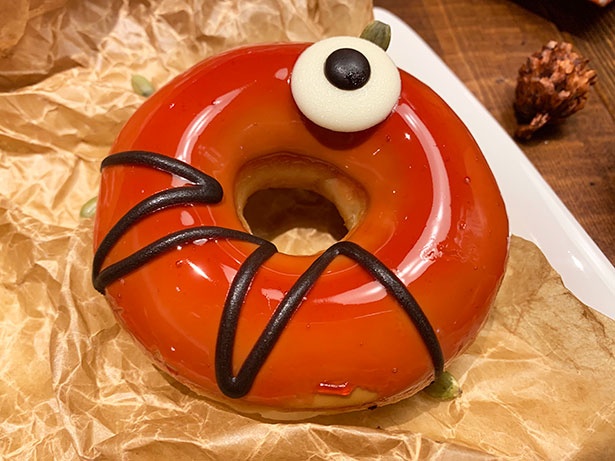 真ん丸なひとつ目がかわいらしい『アップル キャラメル モンスター』(230円)