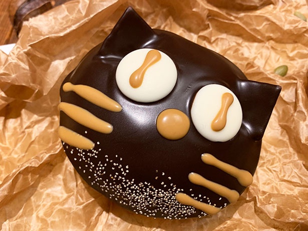 3本ヒゲがチャームポイントの『黒ネコ”マロン”』(250円)