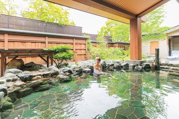 野趣あふれる岩造りの露天風呂。絶好のロケーションの中、美しい庭園を眺めながらゆったりとした時間を過ごして/京都 嵐山温泉 湯浴み処 風風の湯