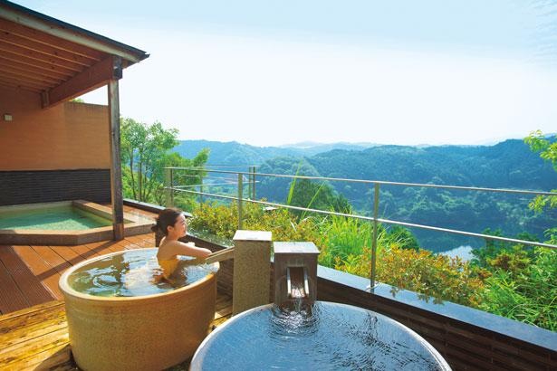 露天風呂の壺湯につかりながら、眼下に広がる青蓮寺湖など爽快な景色を楽しめる/青蓮寺レークホテル