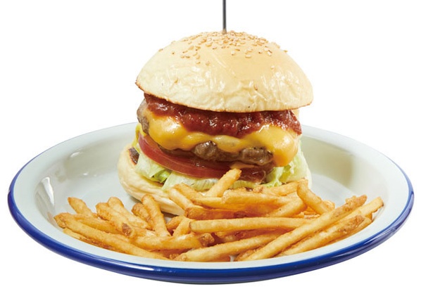 【写真を見る】GOONIES BURGER CLUB / 「Goonies Cheese Burger」(1000円)は、手作りのアメリカンBBQソースもポイント