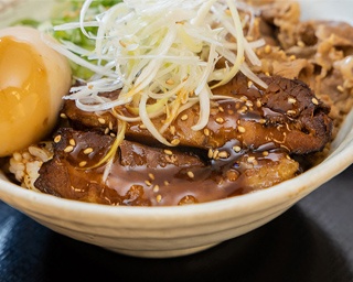 牛めし・豚角煮・煮卵の三重奏！「牛と味玉の豚角煮丼」を食べてみた
