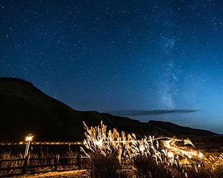 黄金色のススキを照らす優しい灯り　奈良県の曽爾高原で「曽爾高原山灯り」開催中