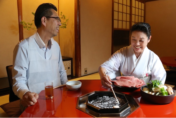 「肉はもちろんですが、旬の野菜も一緒に味わえるのが実に楽しみなんですよ！」と京都在住の男性。取材日は、宮崎牛のほか九条ねぎや賀茂なすなどの野菜が並んだ